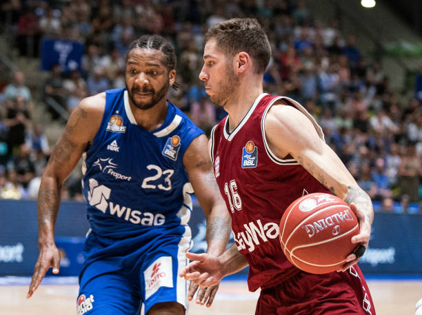 由中场球员 由中场球员